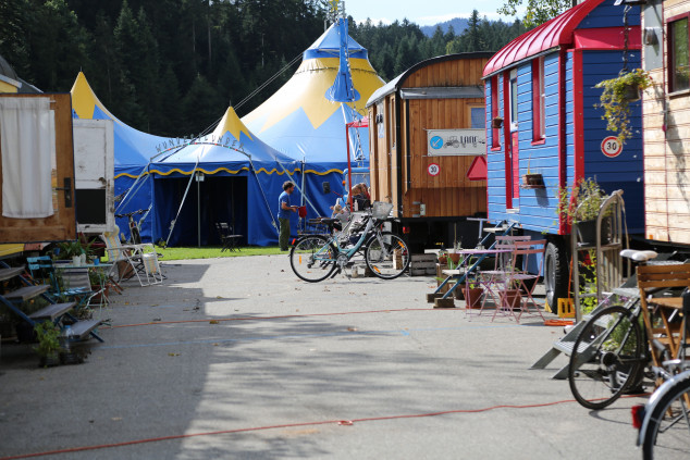 Zelt hinter den Zirkuswagen in Langnau